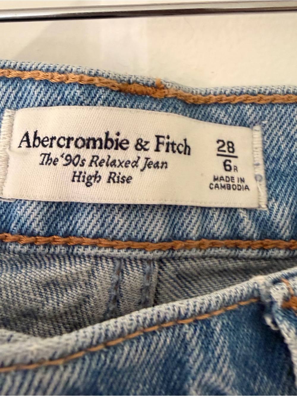 Abercrombie & Fitch High Rise 90s Relaxed Jean in Light Wash *New with Tags* - Picture 3 of 4